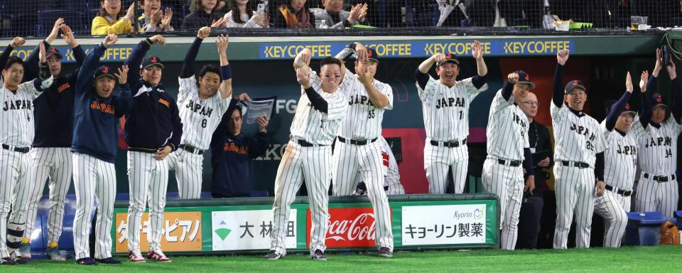 　８回、適時二塁打を放った佐藤輝を祝福する日本ナイン（撮影・西岡正）