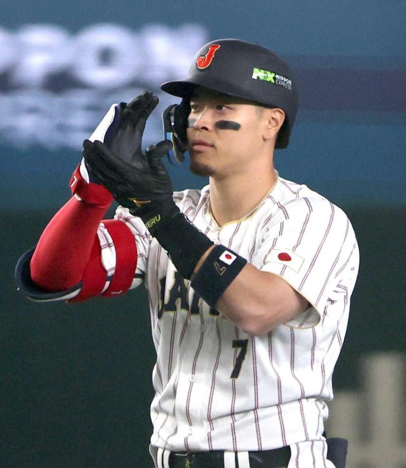 　８回、レフトへ適時二塁打を放ち、お茶を飲み干すポーズをする佐藤輝（撮影・伊藤笙子）