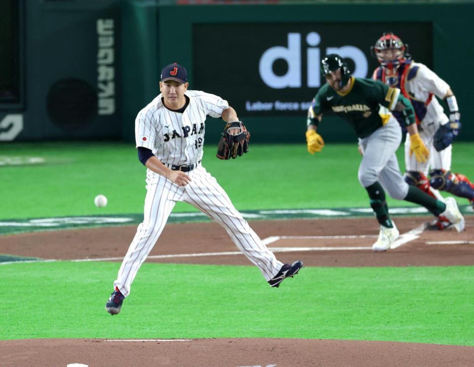 　１回、ホワイトフィールドの打球に飛びつく菅野（撮影・西岡正）