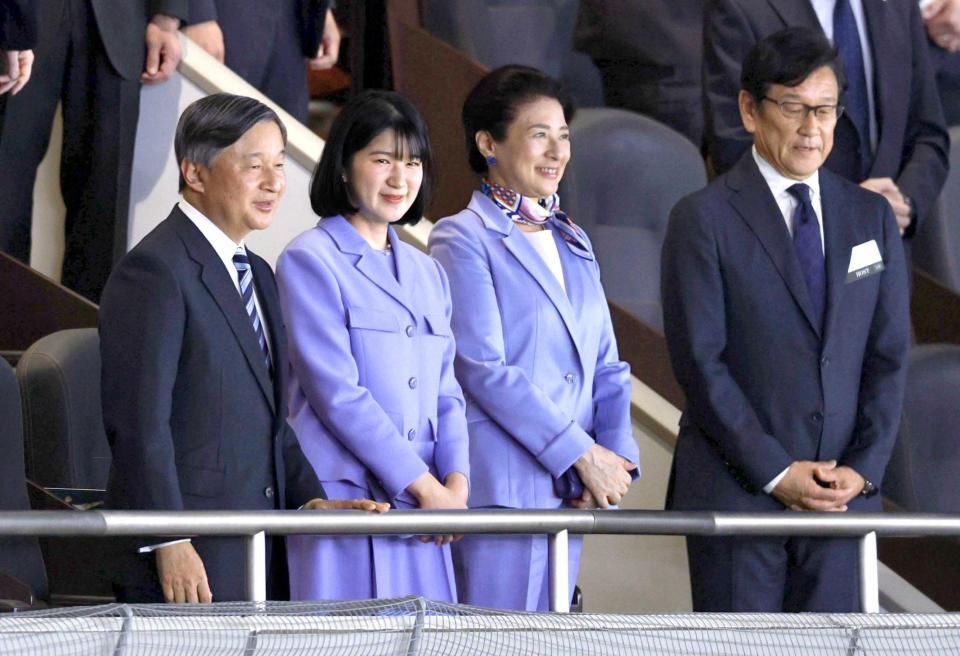 　ＷＢＣの観戦に臨まれる天皇、皇后両陛下と愛子さま。右端は栗山英樹氏（代表撮影）