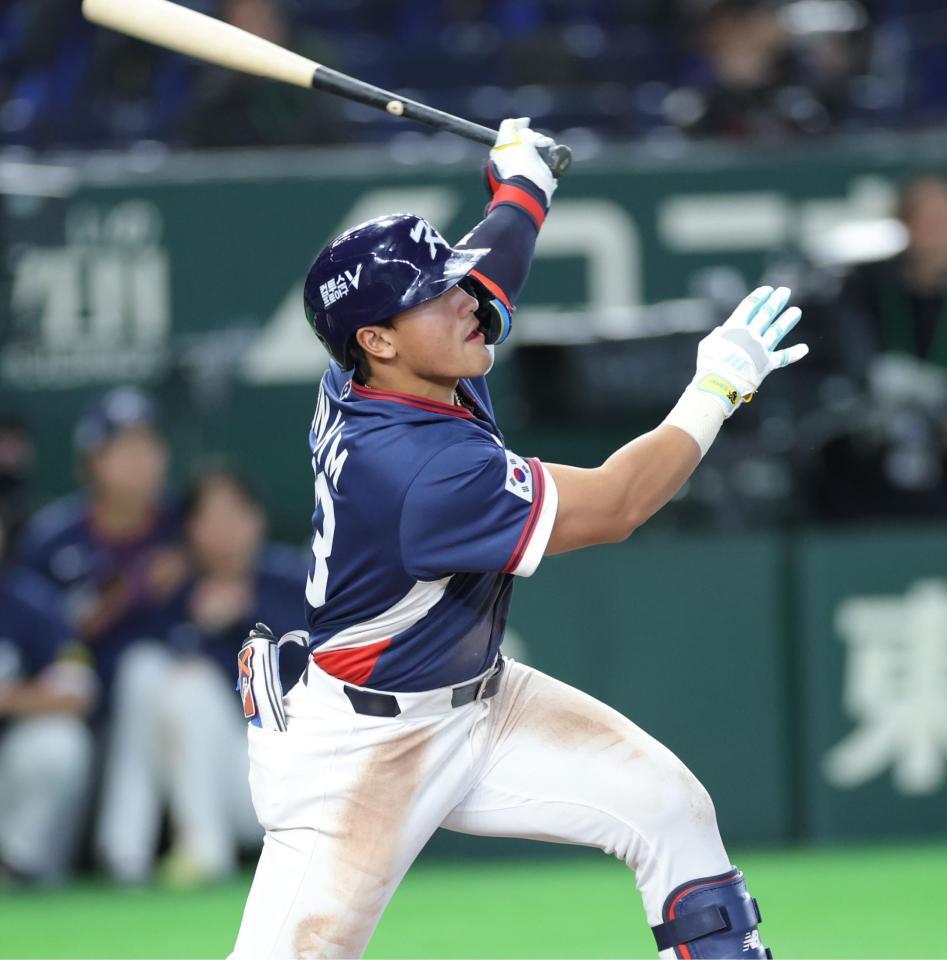 ９回、犠飛を放つ韓国・安賢民（撮影・西岡正）