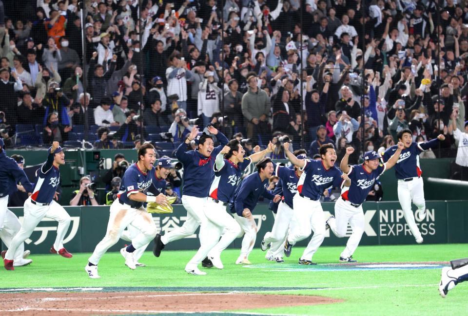 １次リーグを突破し、ベンチを飛び出す韓国ナイン（撮影・西岡正）