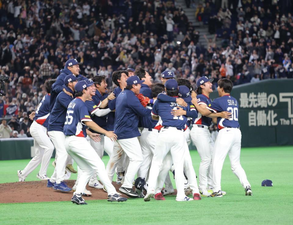 １次リーグを突破し、喜び合う韓国ナイン（撮影・西岡正）