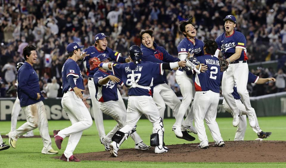 　オーストラリアに勝利し、喜ぶ韓国の選手たち。１次リーグＣ組２位での準々決勝進出を決めた