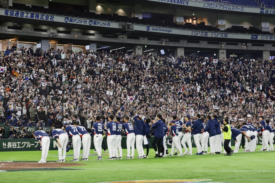 　オーストラリアに勝利し、スタンドにあいさつする韓国の選手たち