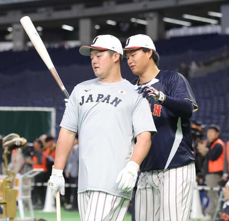 　練習の合間、牧（左）と話す森下＝４日