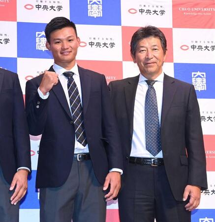 　記念撮影に納まる中大・森下（左）と清水監督＝２２年１０月