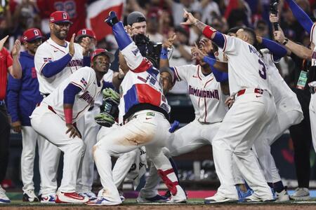 オランダ戦の７回、ソトの２ランでコールド勝ちを決め喜ぶドミニカ共和国の選手ら＝１０日（ゲッティ＝共同）