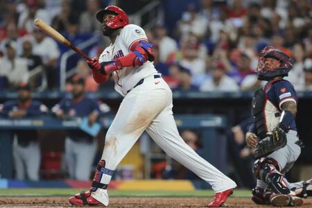 オランダ戦の３回、２ランを放つゲレロ＝１０日（ロイター＝共同）