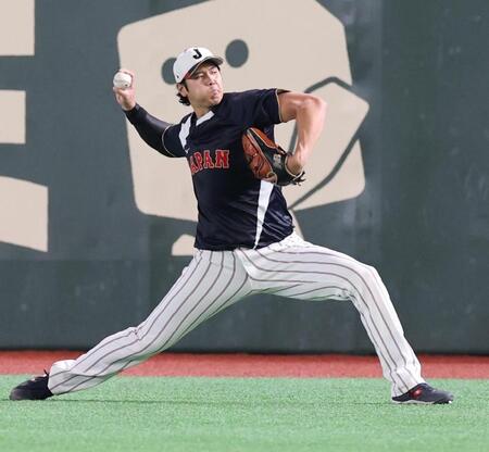 試合前練習で、力強い球を投げる大谷
