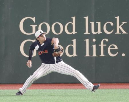 外野でキャッチボールする大谷