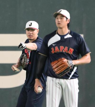 外野で守備練習をする佐藤輝。手前右は大谷（撮影・堀内翔）