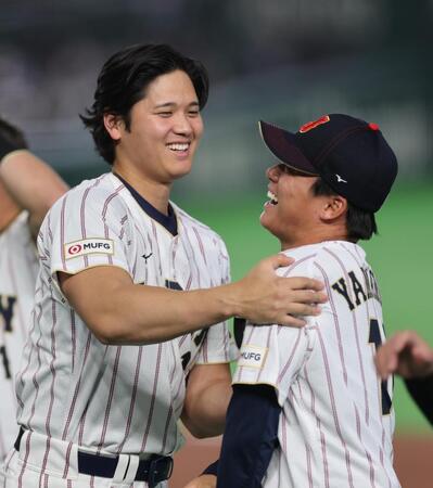 山本（右）と笑顔で話す大谷