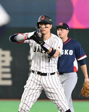 １回、左翼線二塁打を放ち、ポーズを決める佐藤