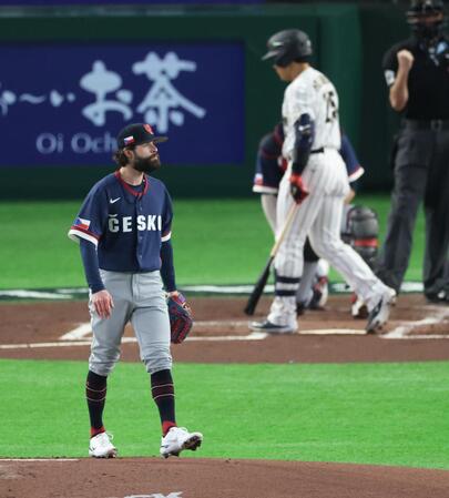 ２回、岡本を空振り三振にしとめるチェコ・サトリア（撮影・金田祐二）