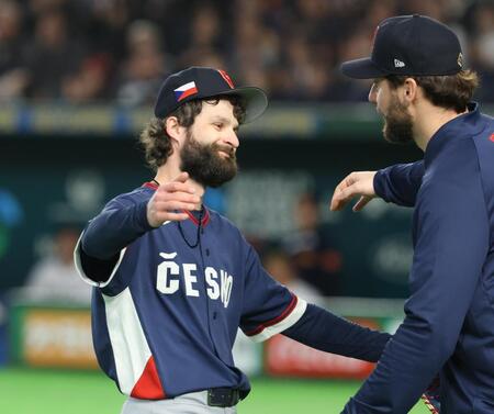 ５回裏途中に降板、ナインと抱き合うサトリア（左）