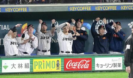　４回、岡本が二塁打を放ち、ベンチでお茶をたてるしぐさをする大谷（右から３人目）ら
