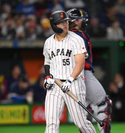 ６回、空振り三振に倒れた村上（撮影・堀内翔）