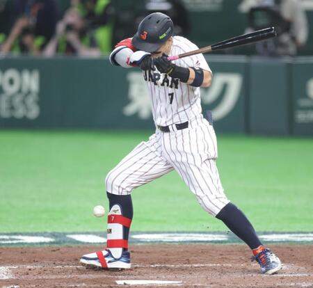 ８回日本無死、死球を受ける佐藤輝（撮影・西岡正）