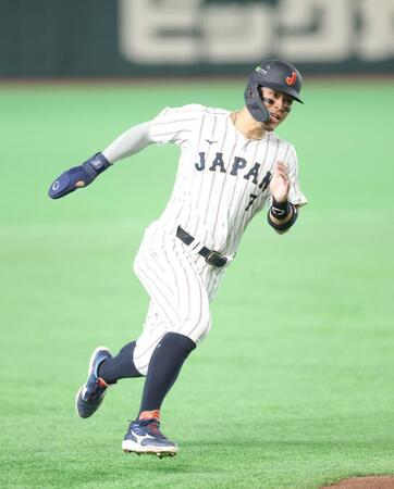 ８回、若月の二塁打で本塁へ走る佐藤輝（撮影・西岡正）