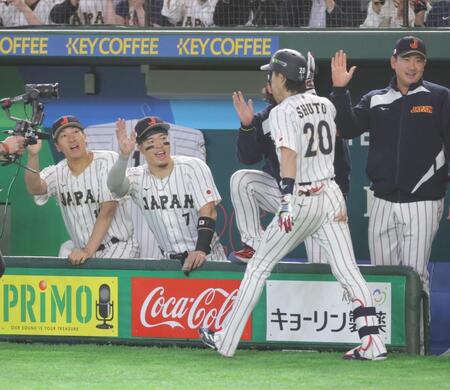 ８回、３ランを放った周東（２０）を迎える佐藤輝（撮影・西岡正）