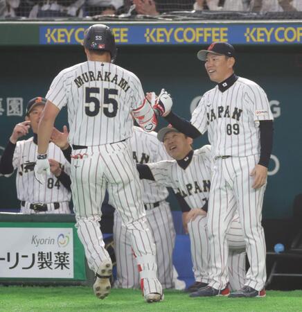 ８回、満塁本塁打を放った村上（左）を迎える井端監督（撮影・西岡正）