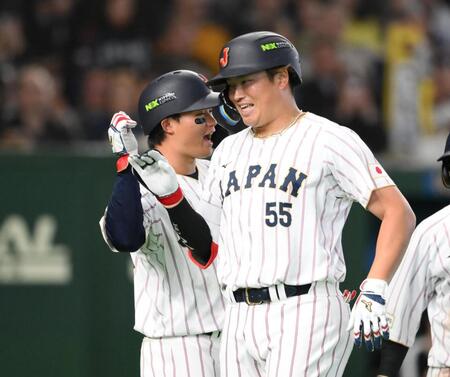 ８回、満塁本塁打を放った村上（右）を迎える森下（撮影・堀内翔）