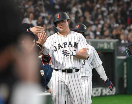 ８回、満塁本塁打を放ち迎えられる村上（撮影・堀内翔）