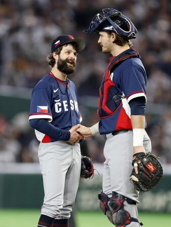 　ＷＢＣ日本戦に先発し、５回途中の降板の際にチームメートと握手するチェコのオンジェイ・サトリア（左）