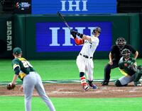 　８日の豪州戦で適時二塁打を放つ佐藤輝