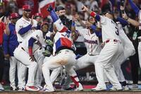 オランダ戦の７回、ソトの２ランでコールド勝ちを決め喜ぶドミニカ共和国の選手ら＝１０日（ゲッティ＝共同）