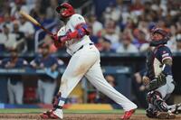 オランダ戦の３回、２ランを放つゲレロ＝１０日（ロイター＝共同）