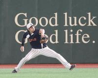 外野でキャッチボールする大谷