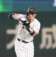 １回、二塁打を放ちお茶たてポーズを披露する佐藤輝（撮影・堀内翔）