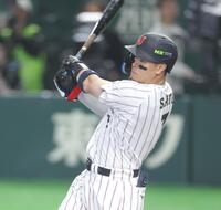 １回、左越え二塁打を放つ佐藤輝（撮影・西岡正）