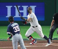 １回、二塁打を放つ佐藤輝（撮影・金田祐二）