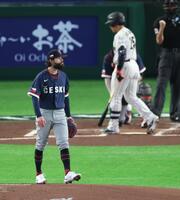 ２回、岡本を空振り三振にしとめるチェコ・サトリア（撮影・金田祐二）