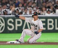 ４回、岡本が二塁打を放ち三塁に進塁する吉田（撮影・堀内翔）