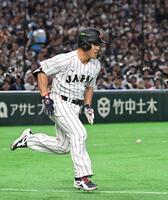 ４回、三塁内野安打で、懸命に駆ける吉田