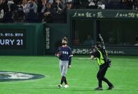 ５回途中、日本打線を無失点に抑え、球場を見渡しながら降板するチェコ・サトリア（撮影・金田祐二）