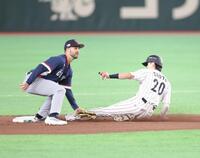 ７回、打者・中村の時、二盗を決める周東（撮影・西岡正）