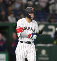 ８回、死球を受けた佐藤輝（撮影・堀内翔）