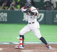 ８回日本無死、死球を受ける佐藤輝（撮影・西岡正）