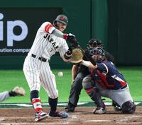 ８回、死球を受ける佐藤輝（撮影・金田祐二）