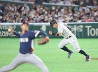 ８回、打者・若月の時、一塁からスタートを切る佐藤輝（撮影・西岡正）