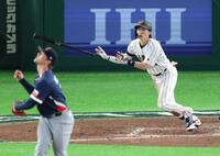 ８回、右越え３ランを放つ周東（撮影・金田祐二）