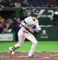 ８回、周東が３ランを放つ（撮影・堀内翔）