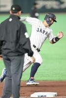 ８回、若月の二塁打で本塁へ走る佐藤輝（撮影・西岡正）