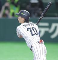 ８回、右中間に３ランを放つ周東（撮影・西岡正）