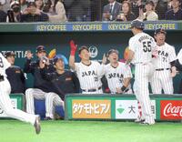 ８回、満塁本塁打を放った村上（５５）を迎える日本ナイン（撮影・西岡正）